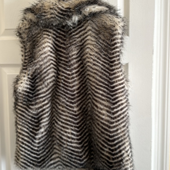 Jack Faux fur vest. Size M. Black and white   EUC - Picture 6 of 10